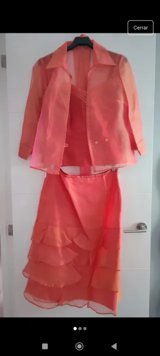 Traje top, falda y chaqueta naranja