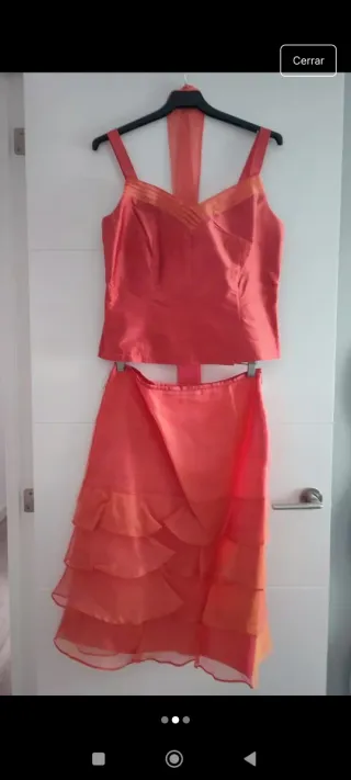 Traje top, falda y chaqueta naranja