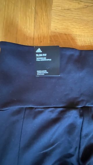 Leggings Adidas Slim Fit con etiqueta 