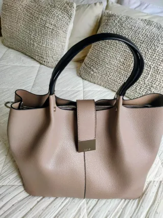 Cartera Prüne Beige y Negra Nueva sin uso.