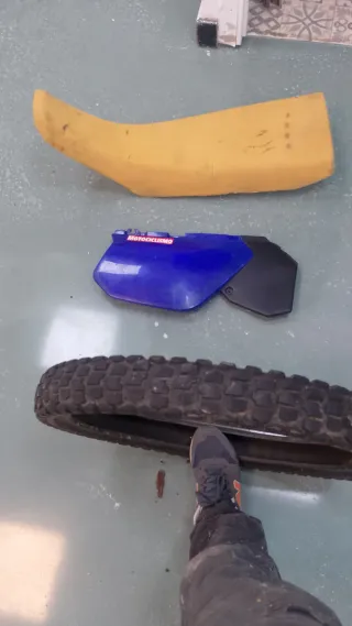 Asiento Yamaha DT, Plástico y Cubierta