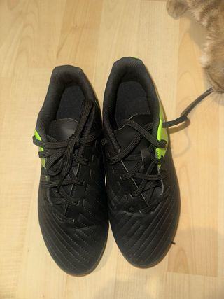Scarpe da calcio nere e verdi