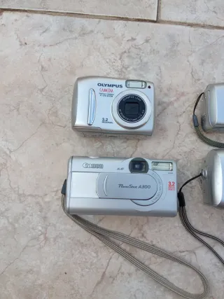 Confezione da 4 fotocamere digitali Canon e Olympus