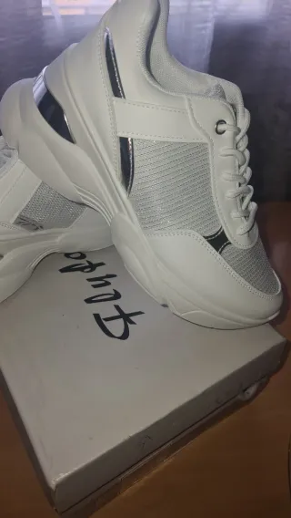 Zapatillas blancas con detalle plateado