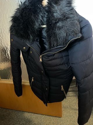 Abrigo negro con capucha de pelo