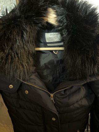 Abrigo negro con capucha de pelo