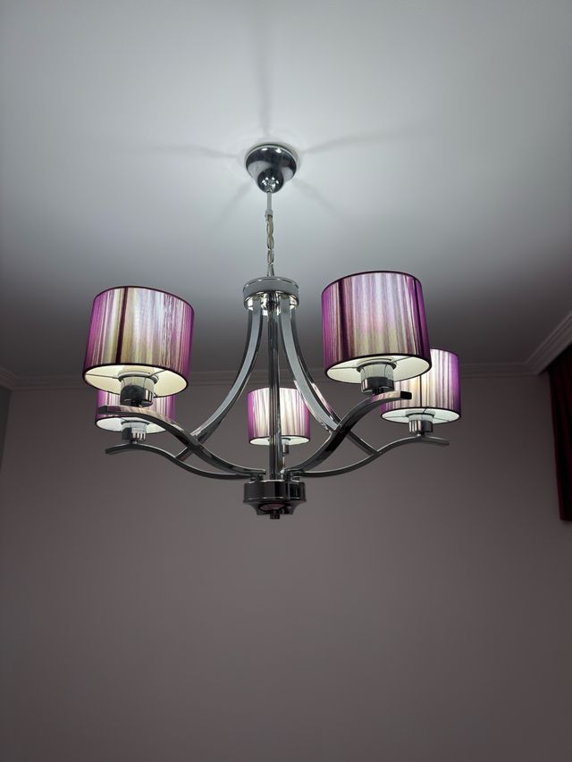 Lámpara de techo morada y plateada