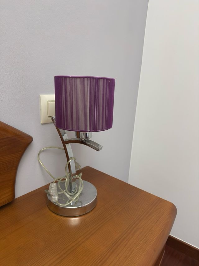 Lámpara de techo morada y plateada