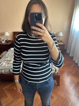 Camiseta de rayas blanca y negra