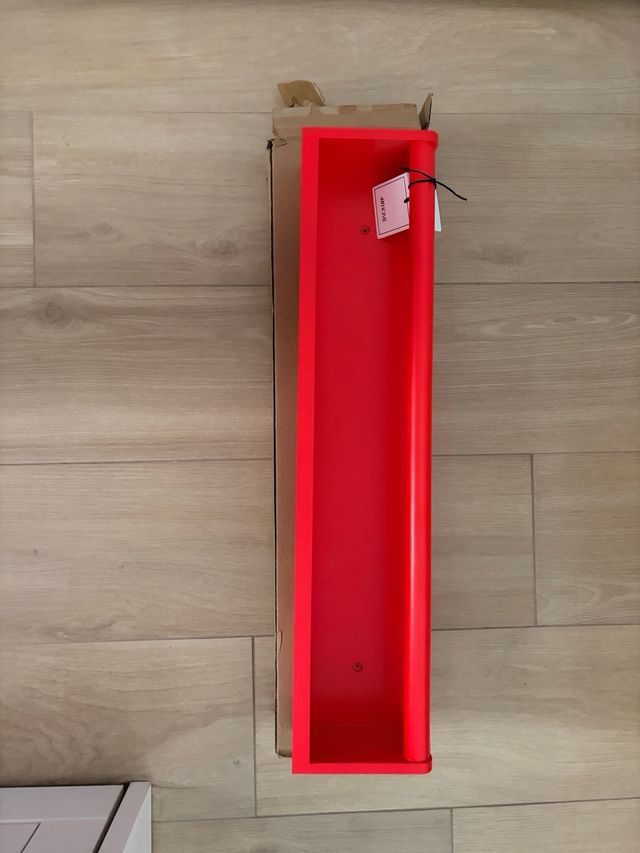 Estanteria H&M pequeño rojo