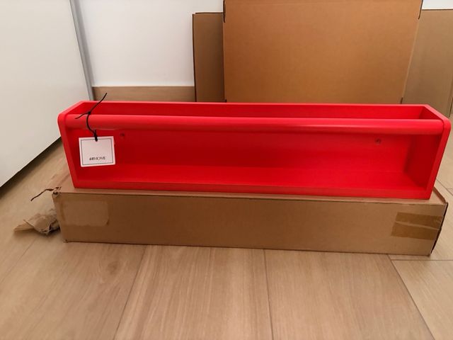 Estanteria H&M pequeño rojo