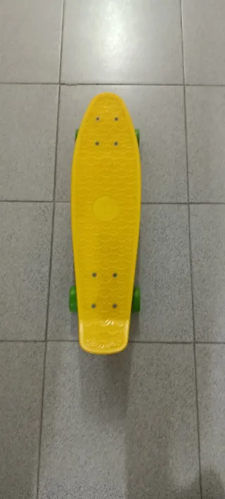 Monopatín amarillo para niños