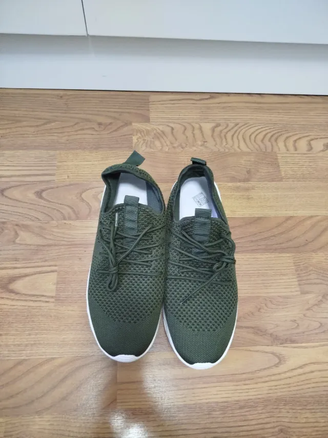 Zapatillas  hombre verde militar talla 43