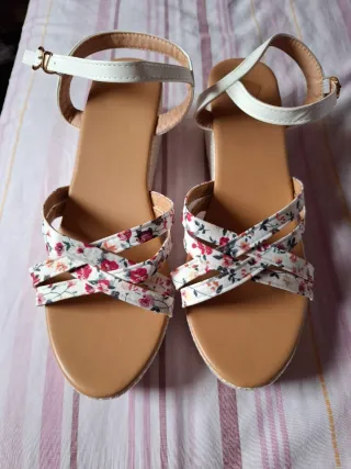 Sandalias cuña florales blancas