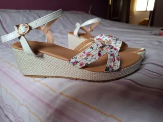Sandalias cuña florales blancas