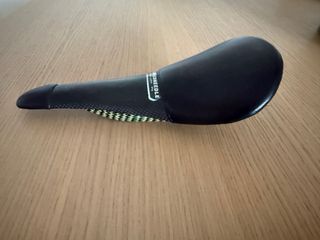 Sillín Tune Speedneedle Carbono