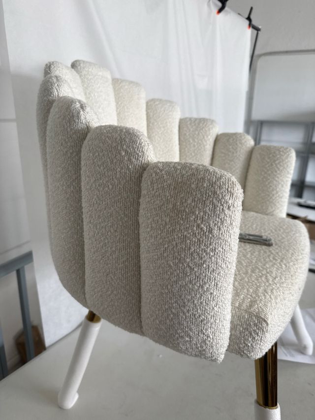 Elegante poltrona in lana sintetica in oro bianco