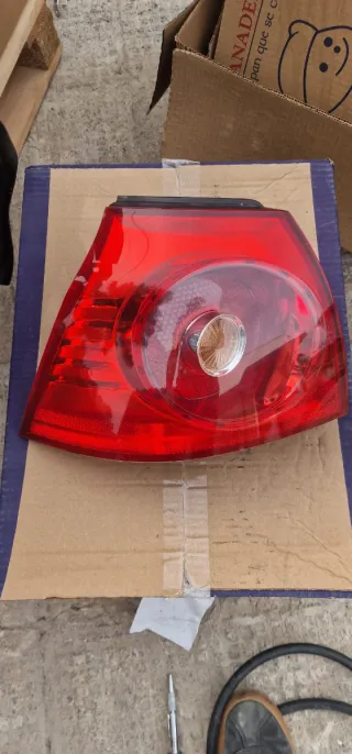 Piloto trasero izquierdo VW Golf V (1K6945095Q)