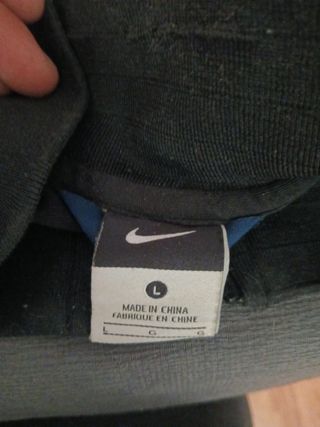 Chaqueta deportiva Nike negra y amarilla