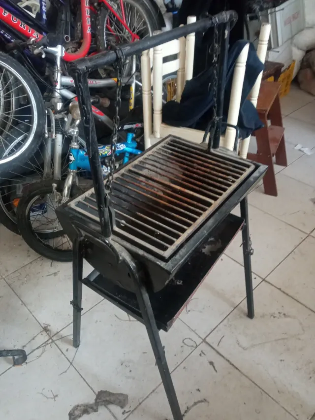 Barbacoa de metal negra