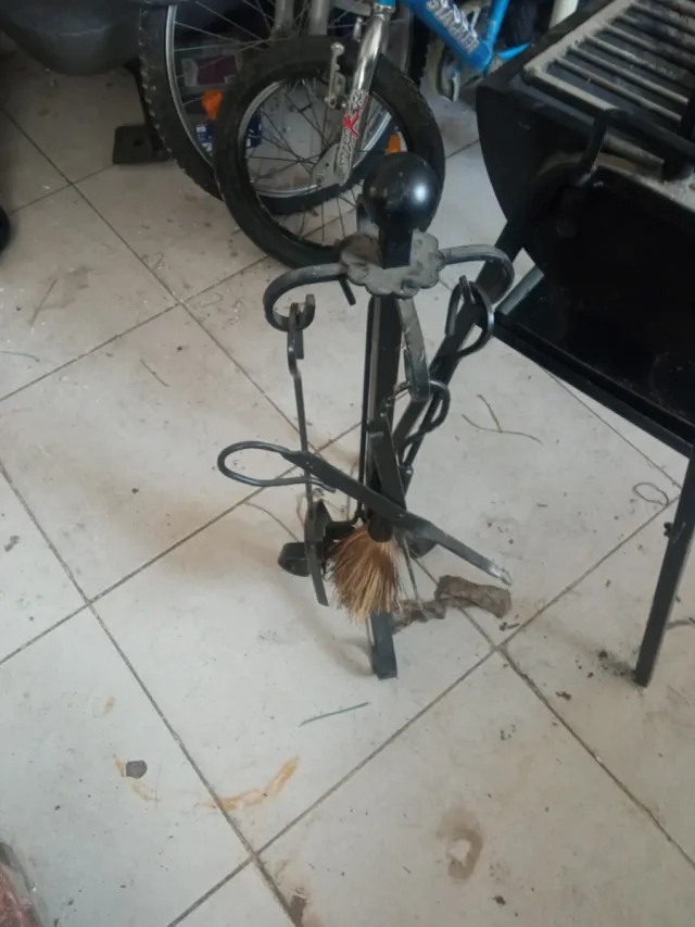 Barbacoa de metal negra