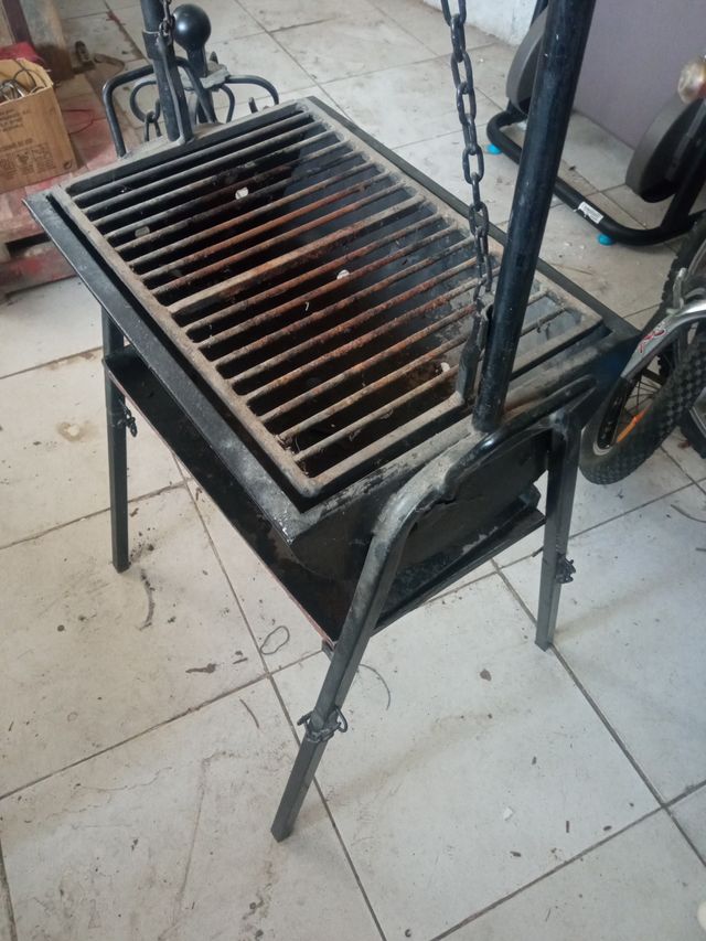 Barbacoa de metal negra