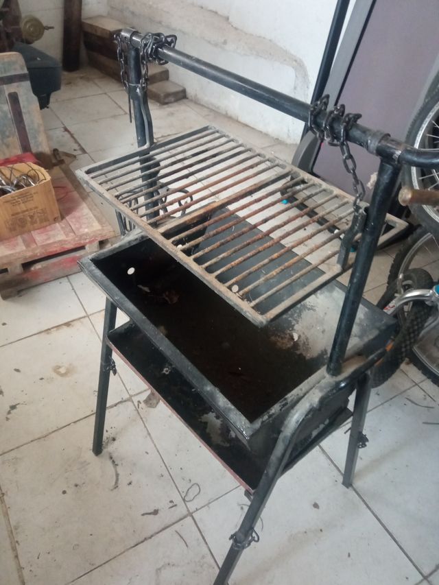 Barbacoa de metal negra