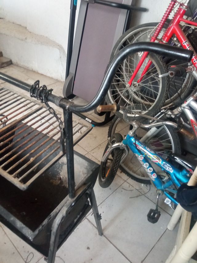 Barbacoa de metal negra