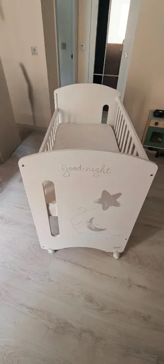 Cuna de madera blanca con diseño + colchón