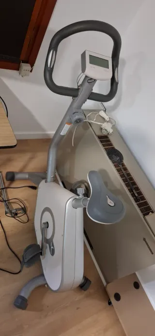 Bicicleta Estática Gris y Blanca