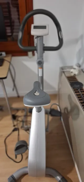 Bicicleta Estática Gris y Blanca
