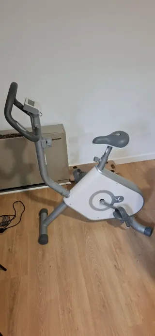 Bicicleta Estática Gris y Blanca