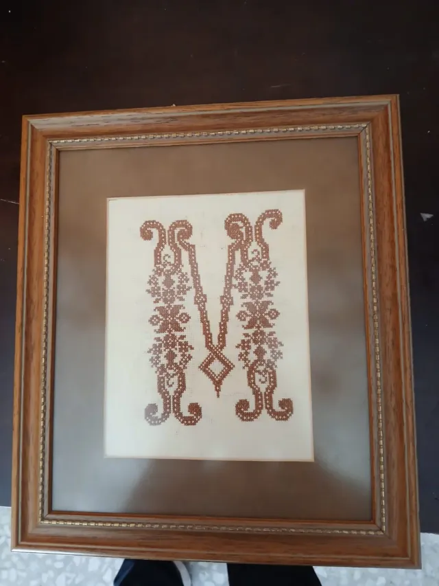 Cuadro bordado letra M