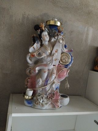 Figura decorativa oriental con reloj