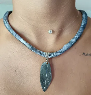 Collar hoja plateada y cadena azul