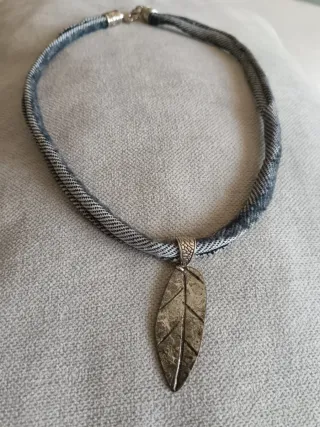 Collar hoja plateada y cadena azul