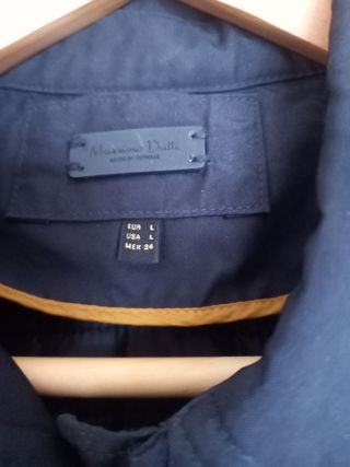 Parka azul marino talla L con cinturón ajustable.