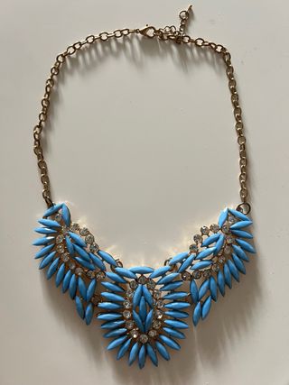 Collar dorado y azul con pedrería