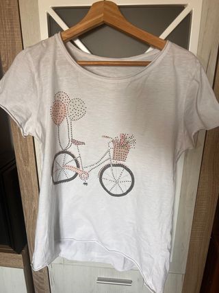 Camiseta blanca con estampado de bicicleta