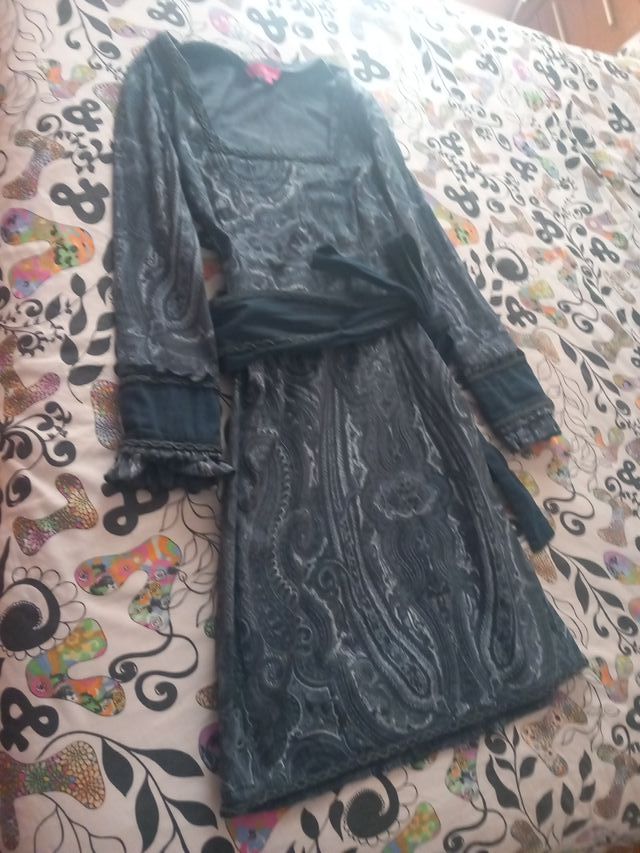 Vestido gris 
 azulado con estampado
