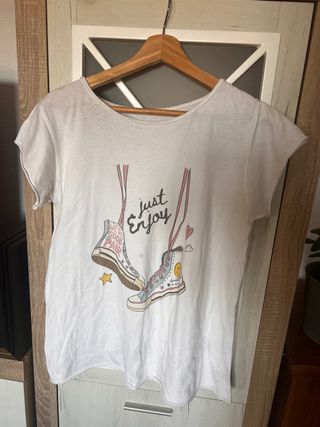 Camiseta just enjoy con zapatillas