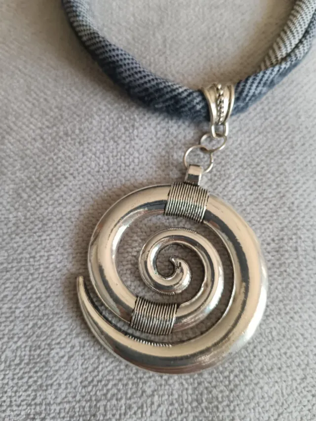 Collar con colgante espiral plateado