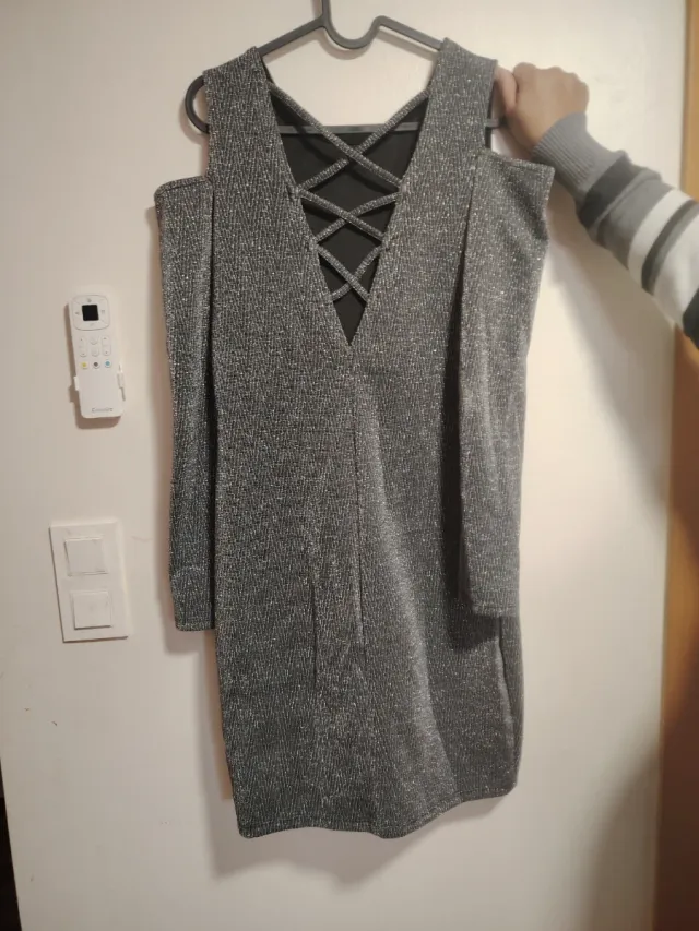 Vestido plateado con hombros descubiertos