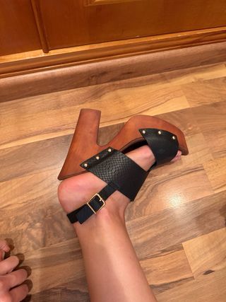 Zapatos de tacón negros y madera