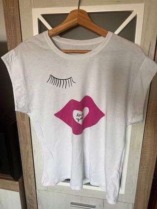 Camiseta blanca con labios y pestañas