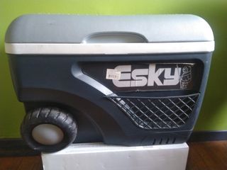 Nevera portàtil Esky rigida amb rodes 45L