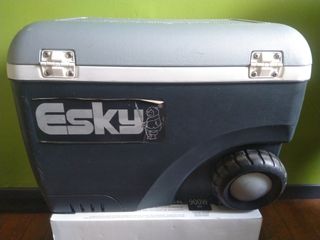 Nevera portàtil Esky rigida amb rodes 45L