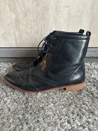 Botines negros con cordones