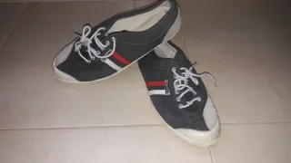 Zapatillas Kawasaki grises y blancas