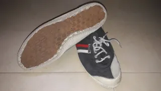 Zapatillas Kawasaki grises y blancas